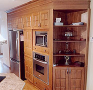 Restauration de portes d'armoires de cuisine en bois massif